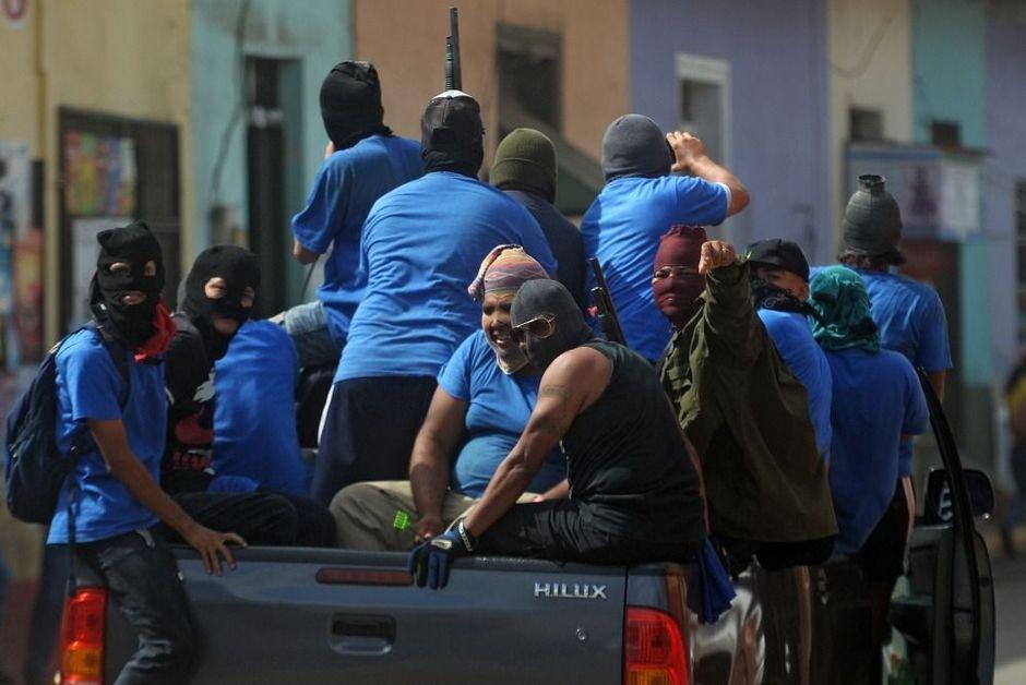 Gemaskerde en gewapende paramilitaire knokploegen worden bij de volksopstand in Nicaragua ingeschakeld om de barricades van betogers 'schoon te geven', Masaya, 18 juli 2018 