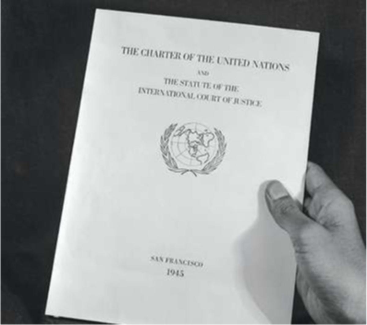 De voorpagina van het Charter van de VN. Het embleem op de voorkant werd gebruikt op alle documenten, pasjes en badges tijdens de conferentie. Het beeld van een kaart van de aarde met de noordpool als middelpunt, omsloten door twee olijftakken, is nog steeds het embleem van de VN.