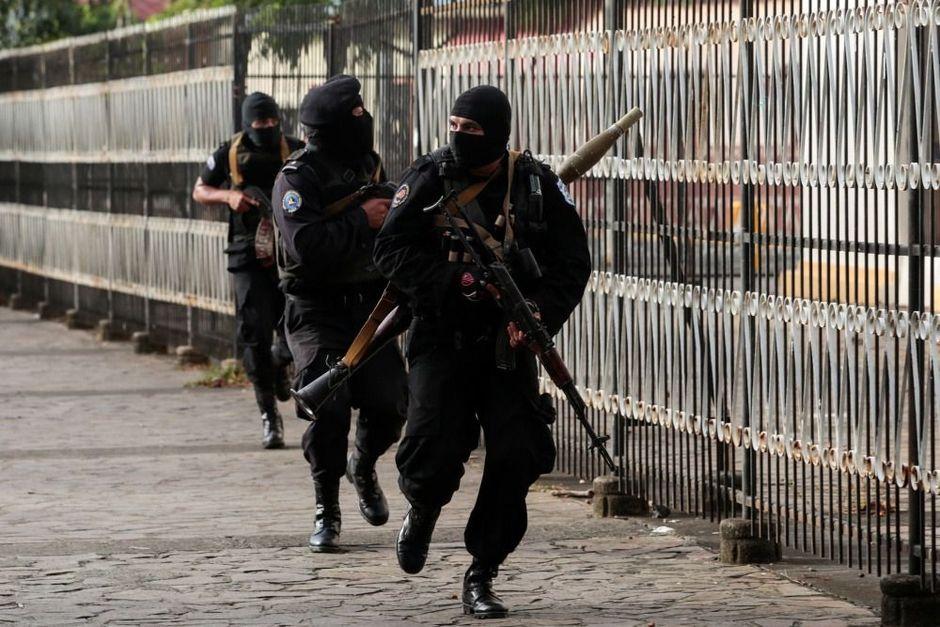 Speciale politie-eenheden zetten oorlogswapens en granaatwerpers in tegen betogers 