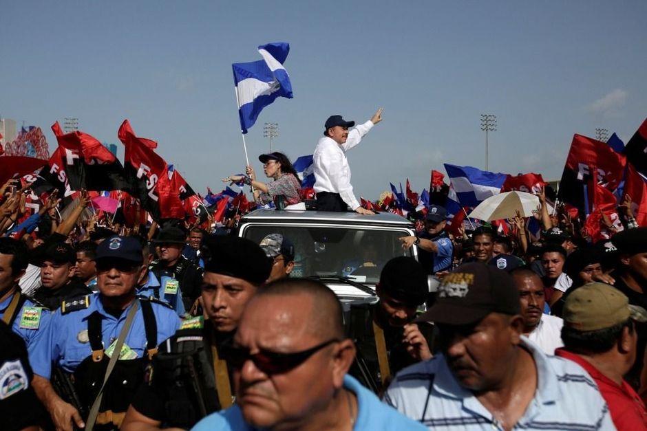 De Nicaraguaanse president Daniel Ortega viert met zijn echtgenote en vicepresident Rosario Murillo in hoofdstad Managua de 39ste verjaardag van de sandinistische revolutie, 19 juli 2018 
