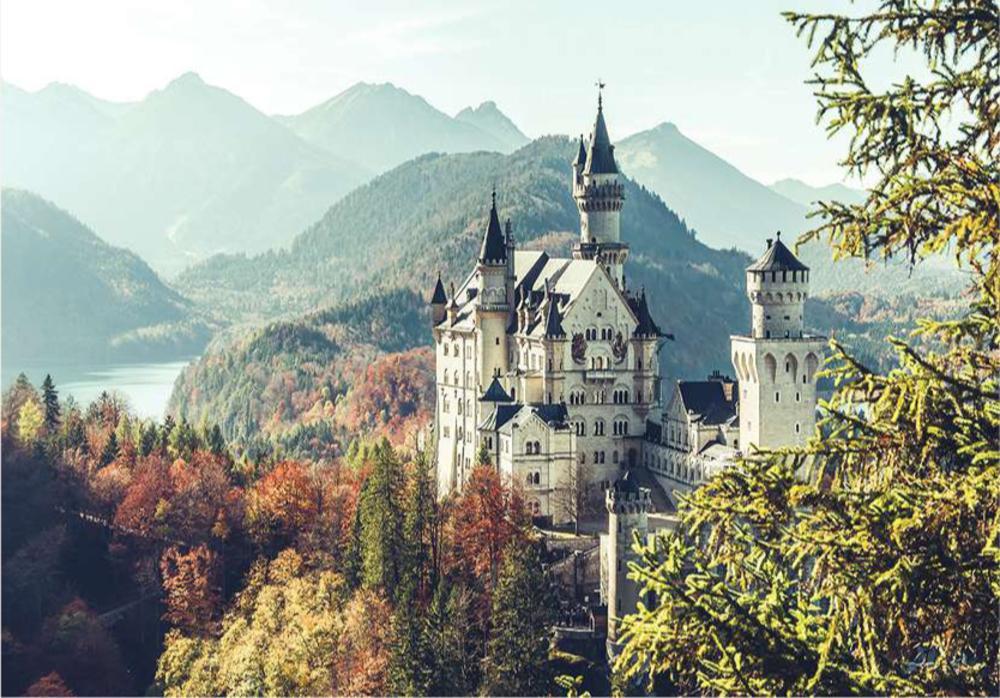 Ludwig II van Beieren laat het kasteel van Neuschwanstein voor zichzelf bouwen, maar zeven weken na zijn dood wordt het al opengesteld voor het publiek. Nu lokt het jaarlijks ca. 1,4 miljoen bezoekers. Neuschwanstein staat model voor het kasteel van Doornroosje in Disneyland in Californië.