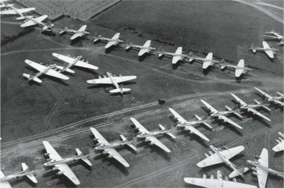 25 augustus 1944: Amerikaanse B17 Flying Fortress bommenwerpers staan vertrekkensklaar op een Engels vliegveld om hun cargo te droppen op Duitse doelwitten.
