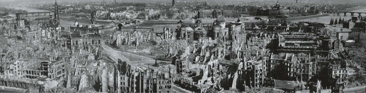 14 februari 1945: zicht op de Duitse stad Dresden vanop de toren van de Kreuzkirche na het bombardement door de geallieerden.