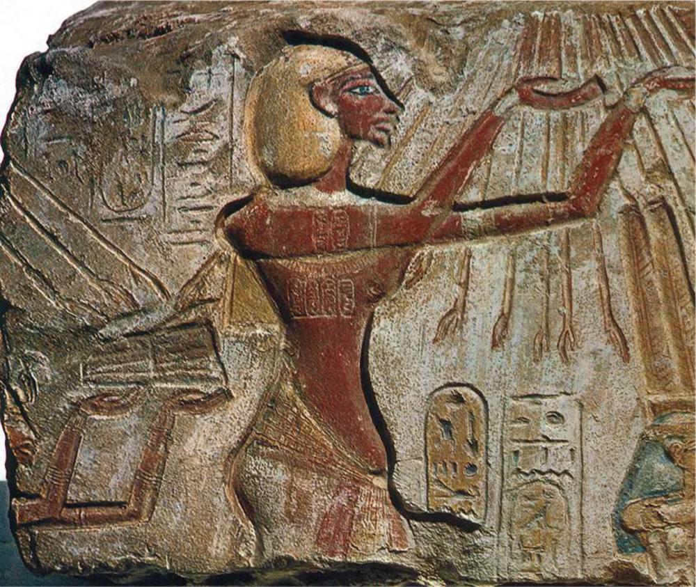 In dit bas reliëf van circa 1372-54 v.C. aanbidt Achnaton de zon. Volgens hijzelf heeft hij een rechtstreekse connectie met de zonnegod door de stralen die in zijn handen eindigen.
