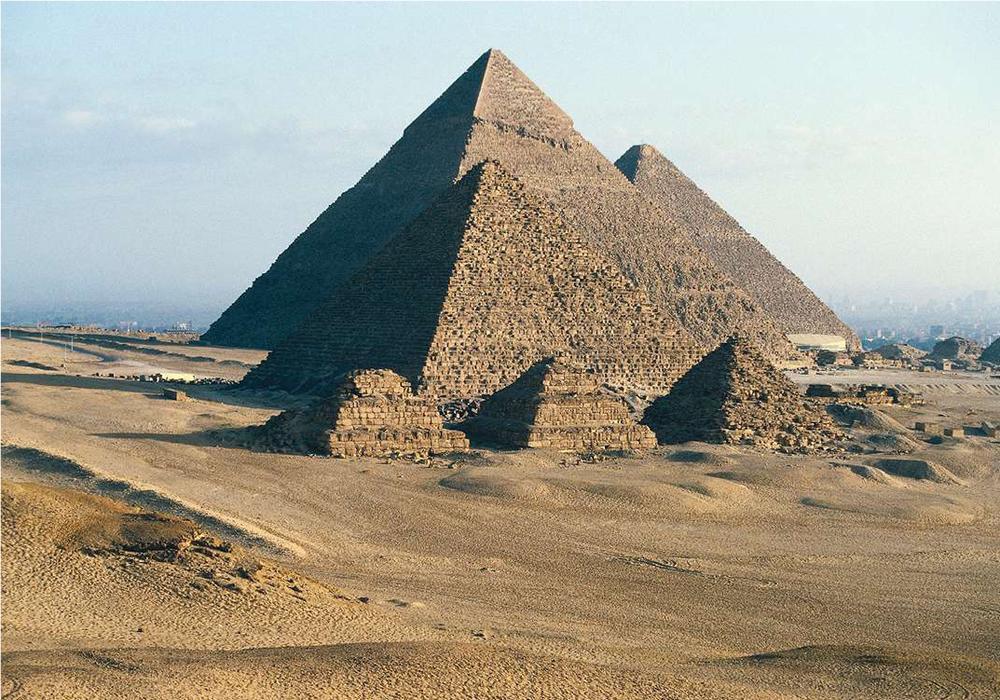 De drie beroemde piramiden van Gizeh, die van Chephren, Mykerinus en Cheops, zijn ondertussen Werelderfgoed. De piramide van Cheops is de grootste.