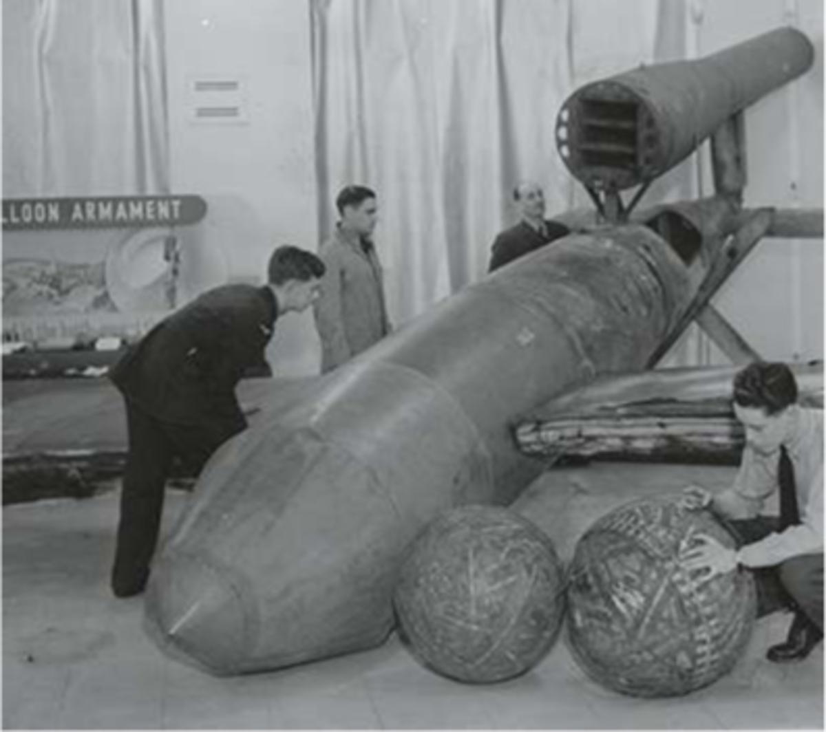 30 oktober 1944: deze V1-bom is in Londen geland zonder te ontploffen en wordt ontmanteld voor een tentoonstelling over deze vliegende bommen.