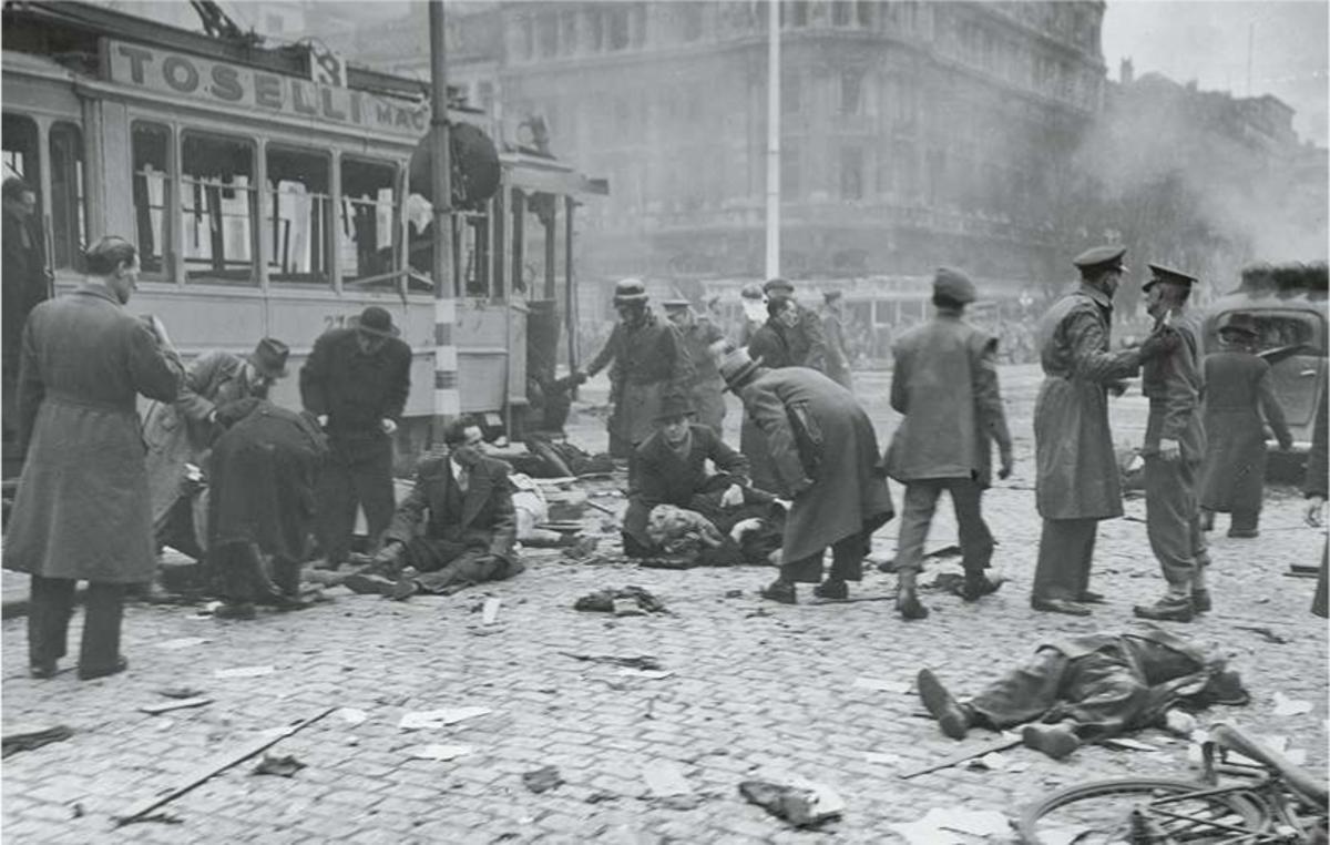 Burgers in het centrum van Antwerpen raken gewond na een aanval met een V2-raket in 1944.