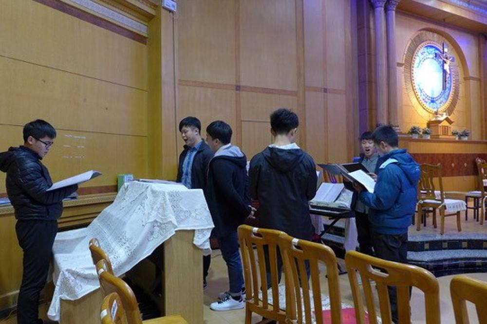Seminaristen in de kapel van het seminarie, Shijiazhuang.