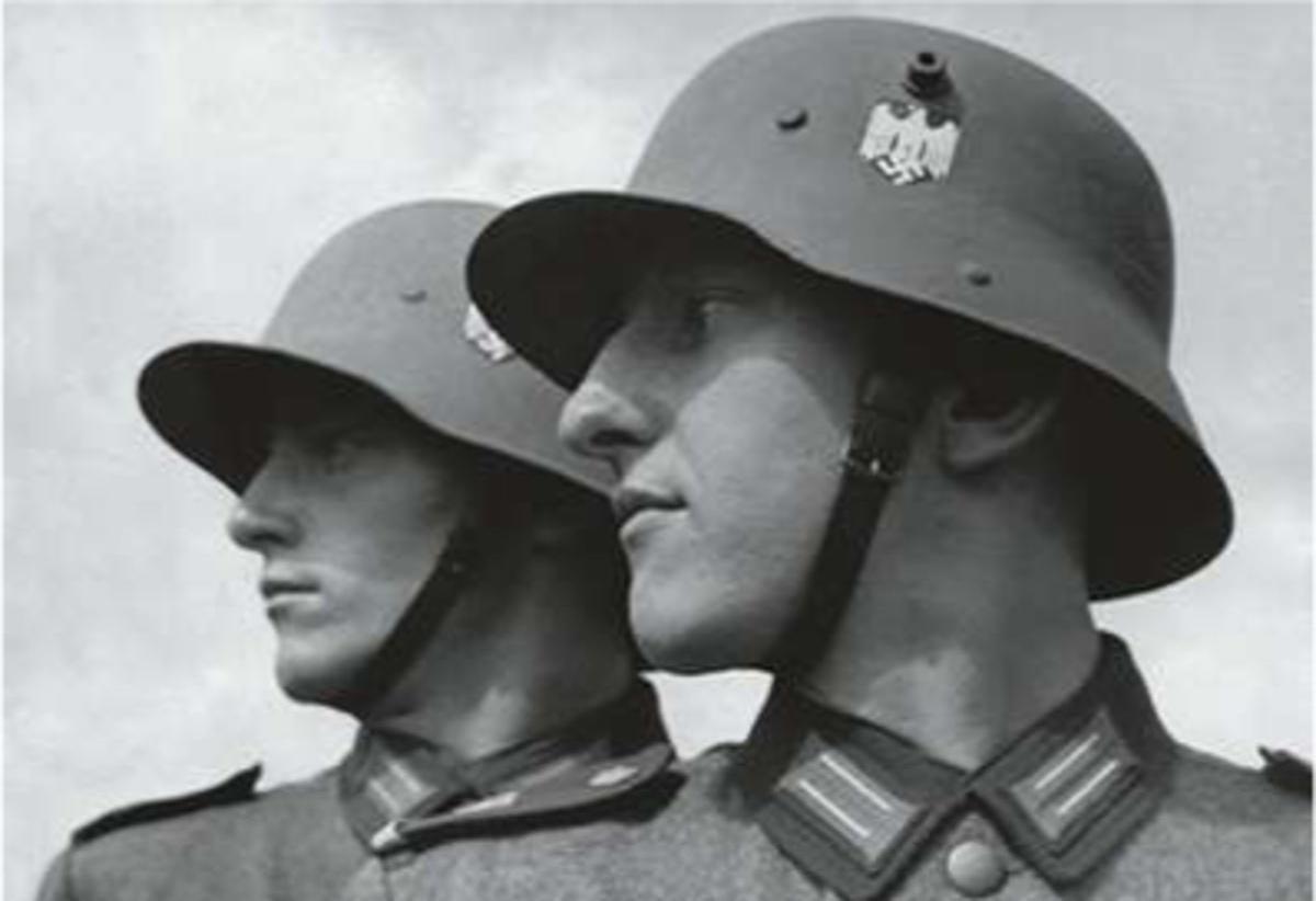 Twee Wehrmacht-soldaten met hun stalen helm in profiel.