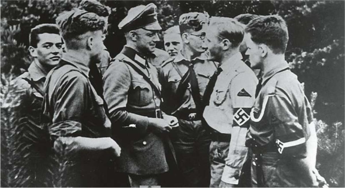 Generaal Henning Von Trescko in een groepje jongens van de Hitler Jugend.