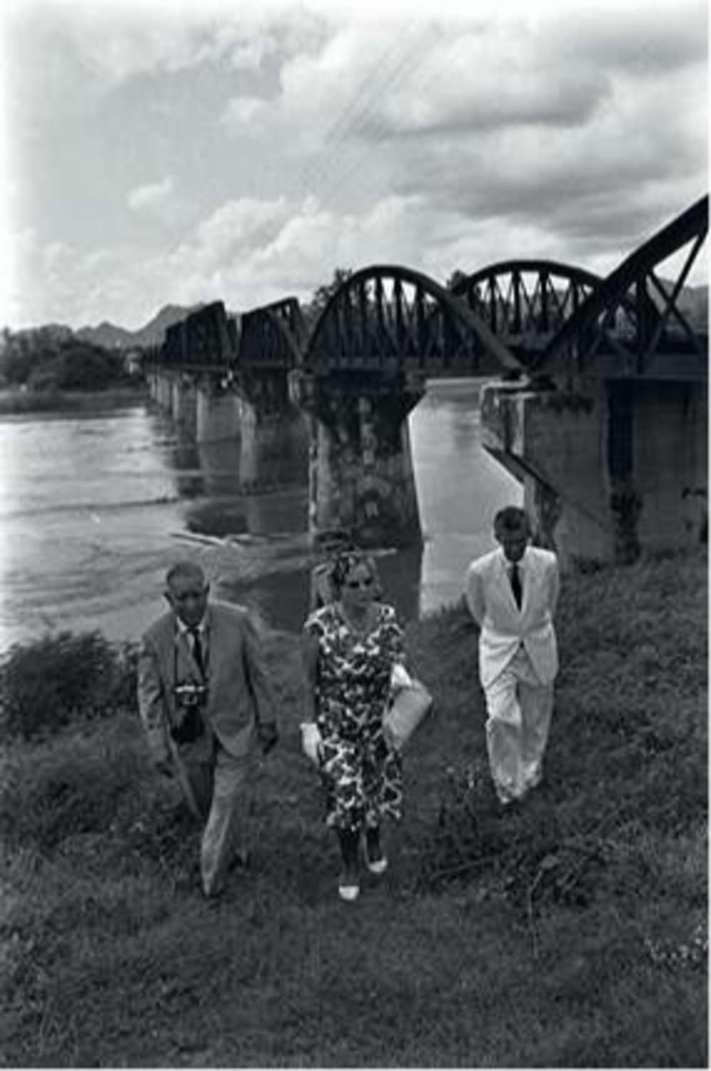 In 1963 bezocht koningin Juliana de Thaise erevelden. Hier is ze bij de herstelde brug over de Kwai.