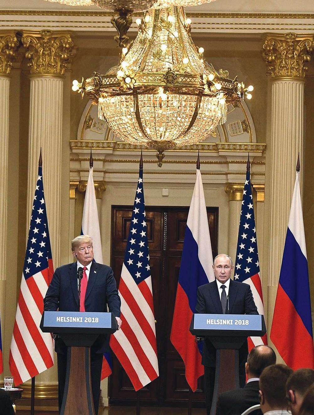 Poetin en Trump spreken samen de pers toe na afloop van hun allereerste ontmoeting in Helsinki. Op de agenda van de Amerikaans-Russische top staan onder andere Noord-Korea en de oorlog in Syrië.