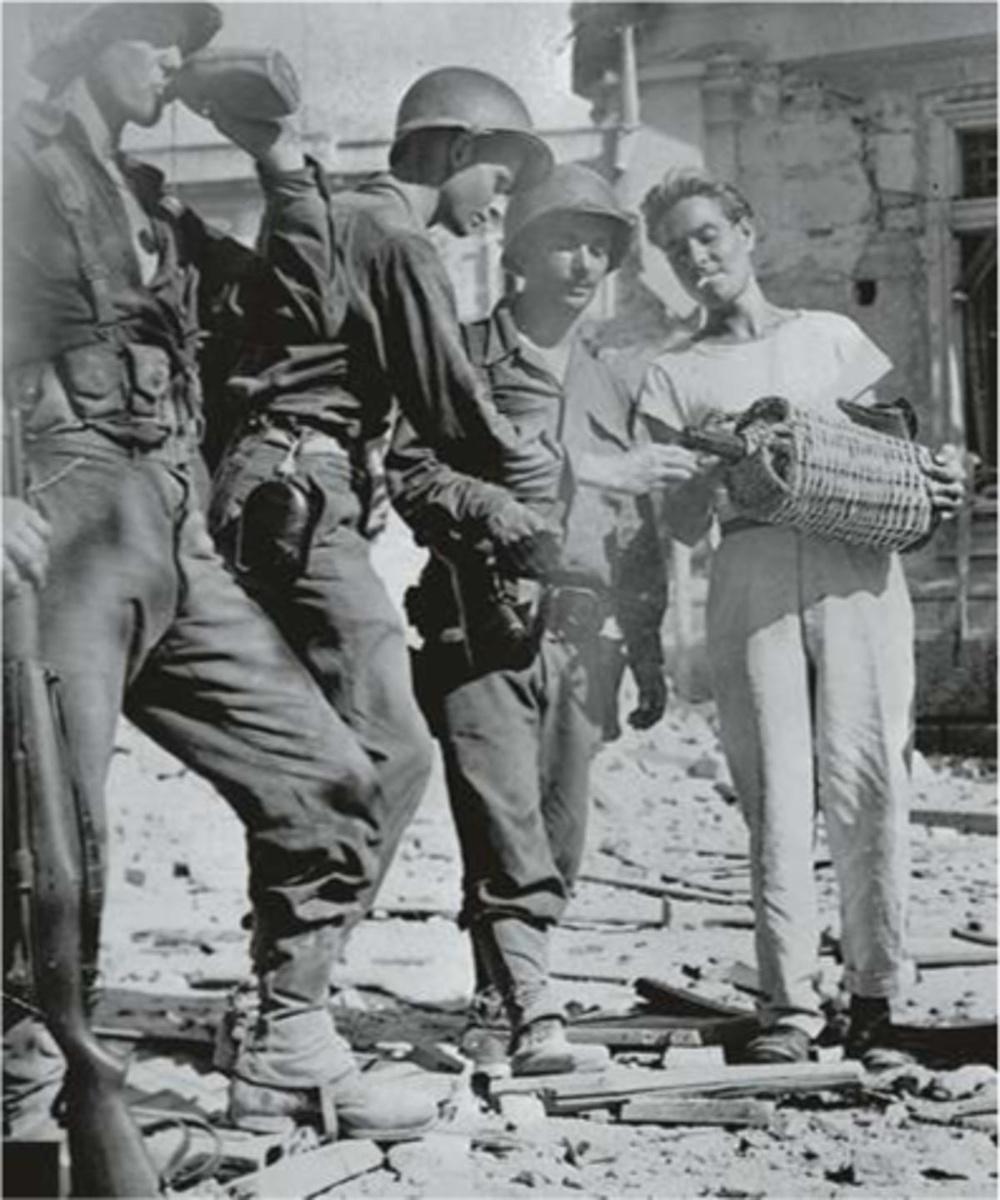 3 Messina, 16 augustus 1946: een Siciliaan biedt Amerikaanse soldaten van het Zevende Leger wijn aan.