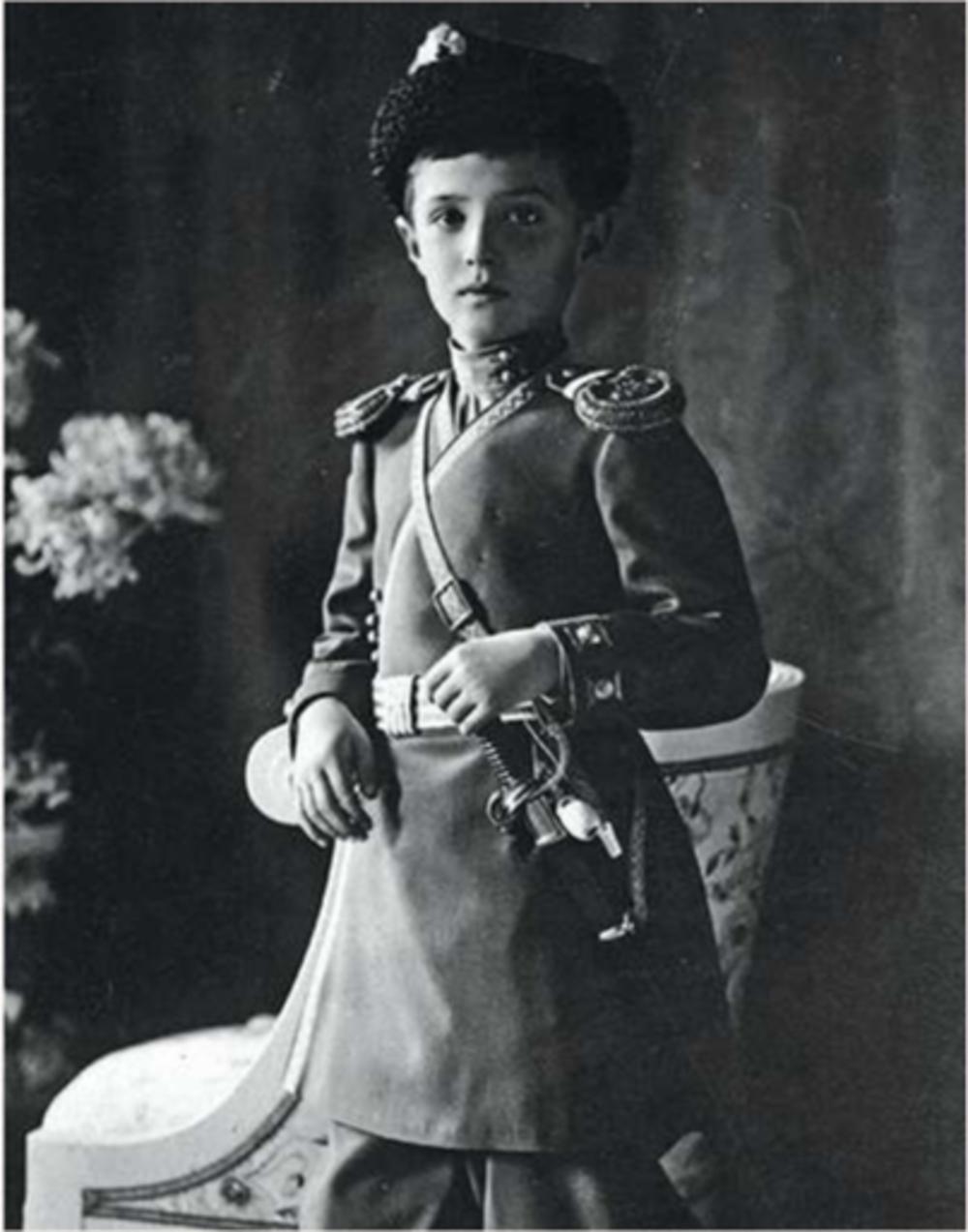 Alexis Romanov, zoon van de Russische tsaar, heeft last van hemofilie via zijn moeder, kleindochter van Victoria.