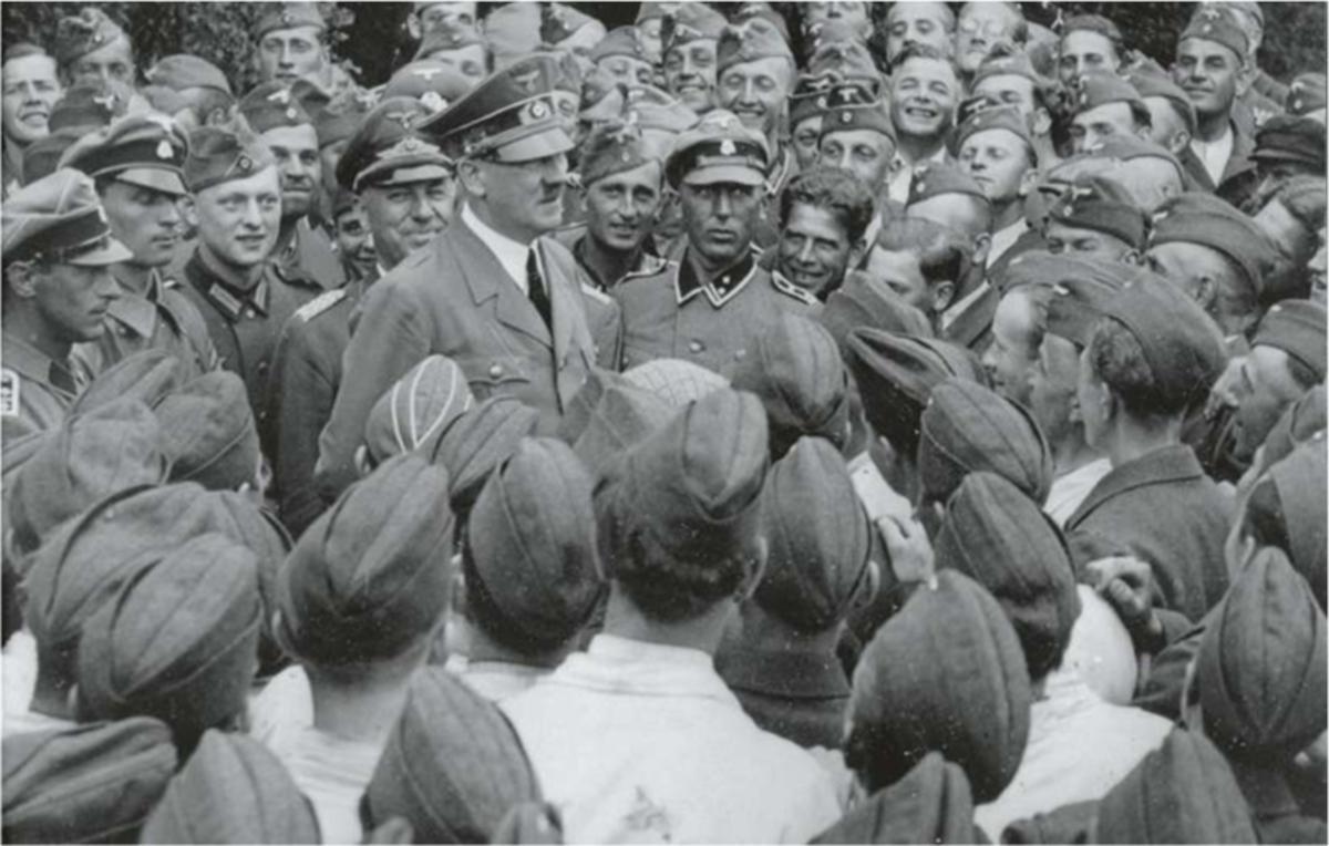Adolf Hitler tussen de Duitse soldaten in april 1941, na de Blitzkrieg: Duitsland lijkt onoverwinnelijk. 1941 is een beslissend jaar voor de uitkomst van de Tweede Wereldoorlog: met operatie Barbarossa, die begint op 22 juni, overspeelt de Führer zijn hand.