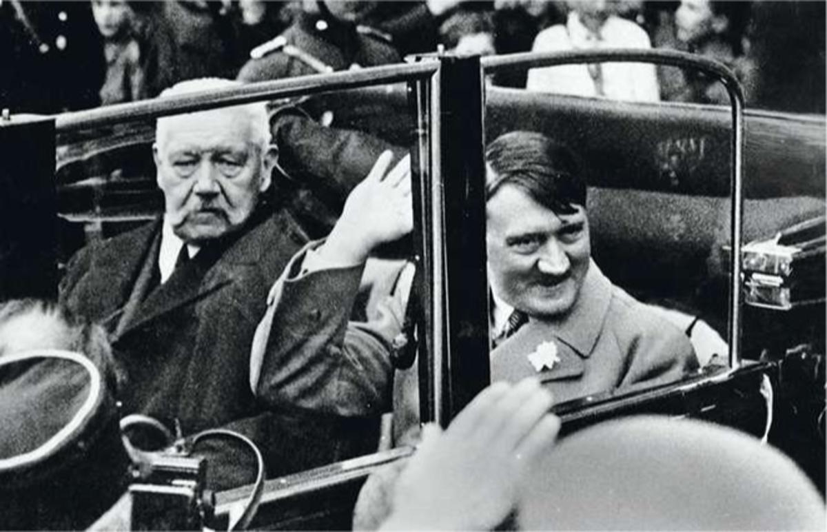 1 mei 1933: president Paul Hindenburg en Hitler samen in de Lustgarten in Berlijn. Op 30 januari van dat jaar heeft de oude president Hitler benoemd tot bondskanselier.