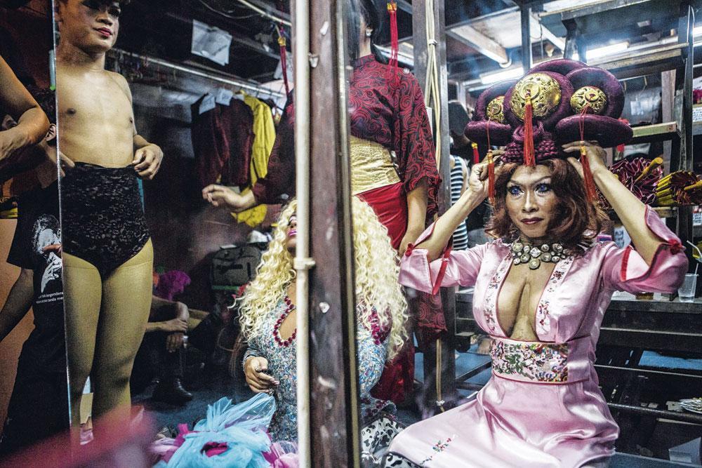 Dragqueen in een cabaret in Jakarta. 'Homo's en transseksuelen durven niet meer naar buiten te komen.'
