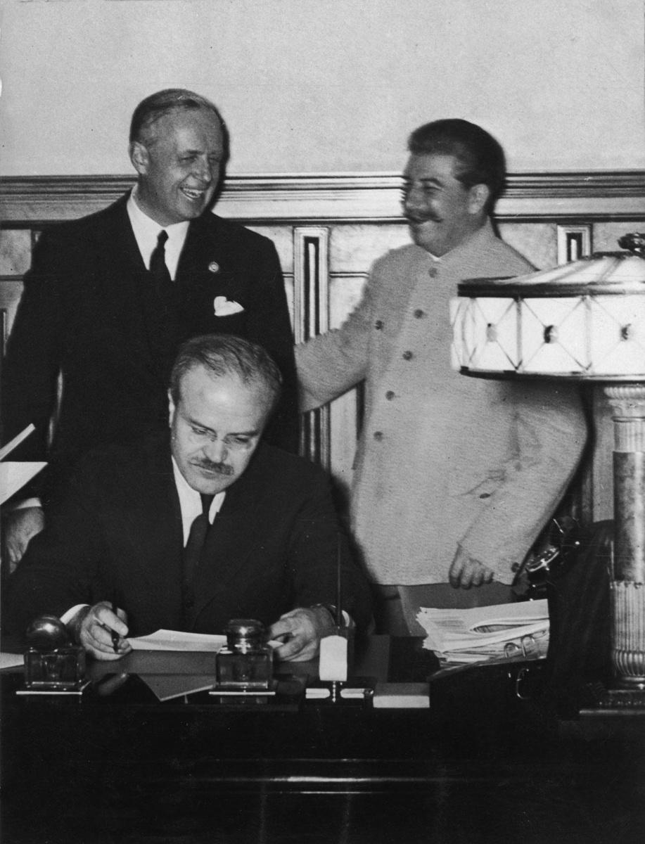 23 augustus 1939: de Duitse minister van Buitenlandse Zaken Joachim von Ribbentrop (linksboven) en zijn Sovjetcollega Vjatsjeslav Molotov tekenen in Moskou een niet-aanvalspact in aanwezigheid van Jozef Stalin.