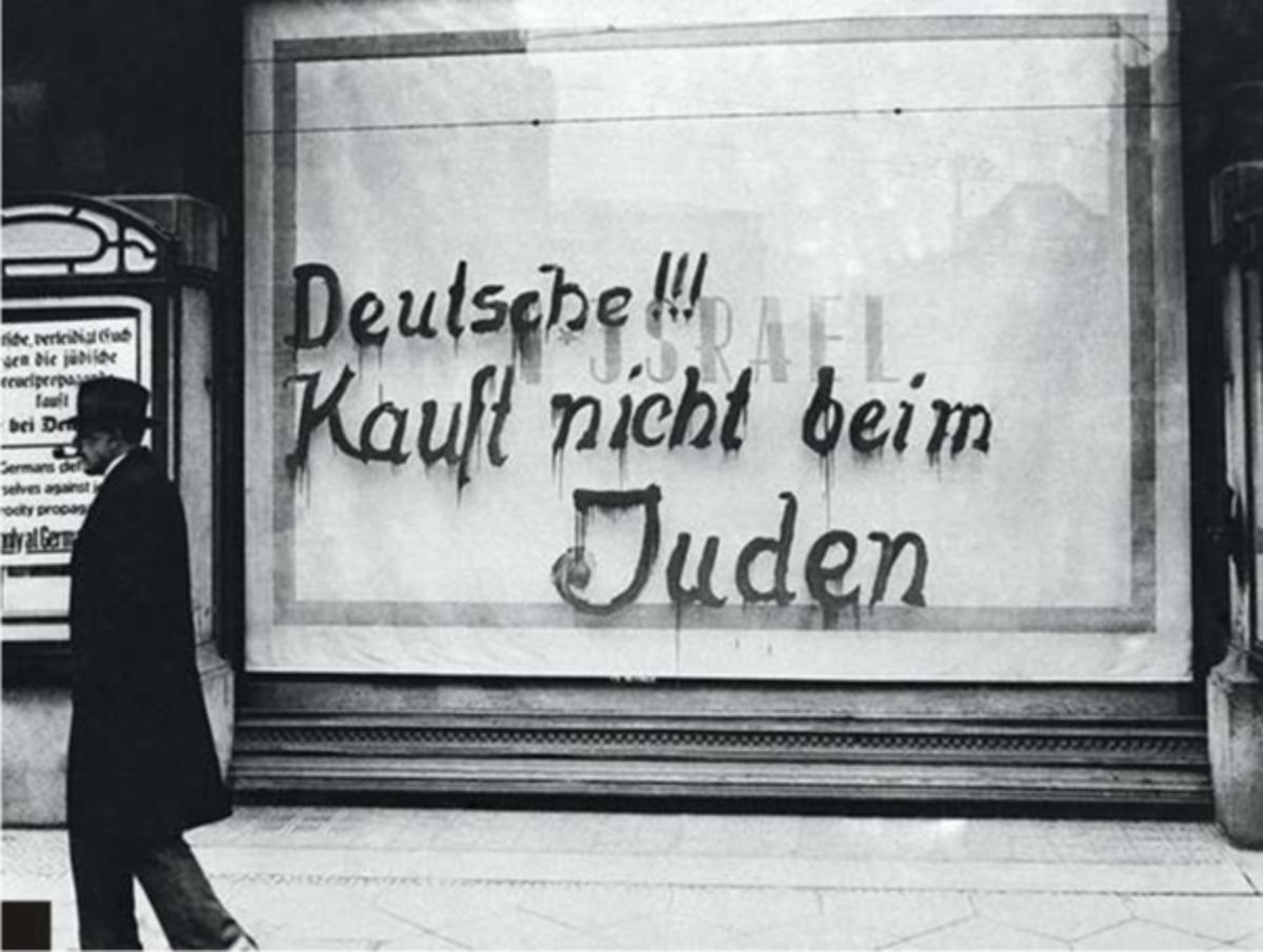 2 Berlijn, 1933: een Joodse winkel is beklad met de antisemitische leuze 