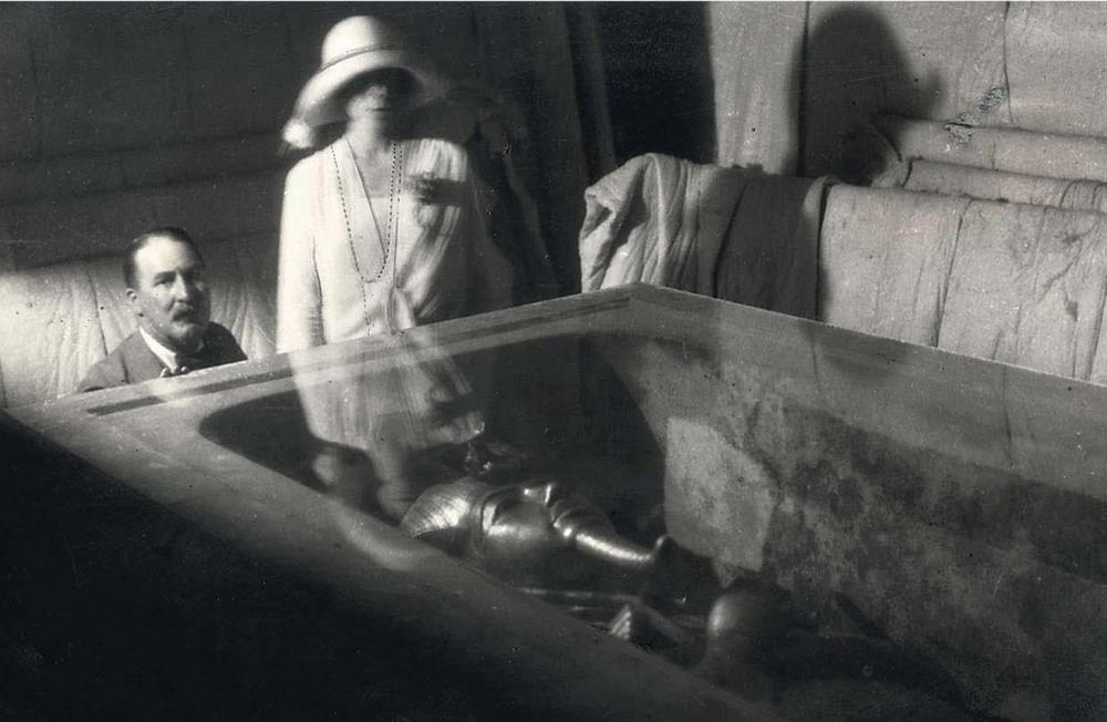 Zeldzame foto: koningin Elisabeth met Howard Carter naast de sarcofaag van Toetanchamon in diens graftombe, tijdens een tweede bezoek in 1930, opnieuw vergezeld door Capart. (Spaarnestad Photo)