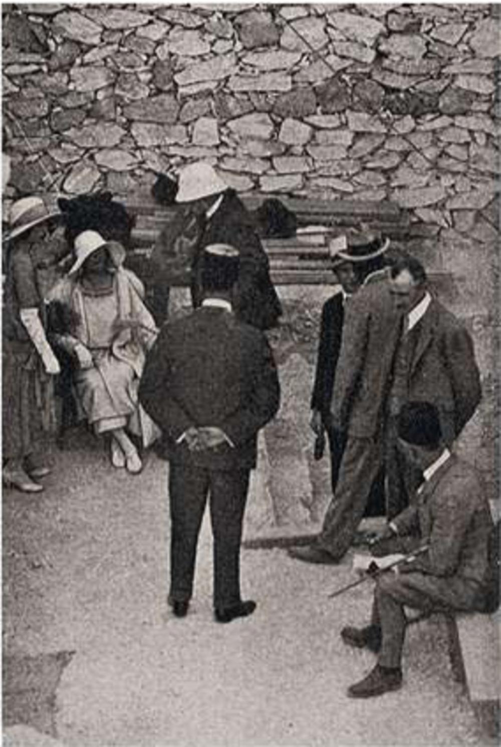 Terug uit het rotsgraf moet Elisabeth even bekomen van de emotie. Voor haar staat Jean Capart op de eerste trede die op 4 november 1922 was ontdekt. (Foto in J. Capart, Tout-Anch-Amon, 1923)