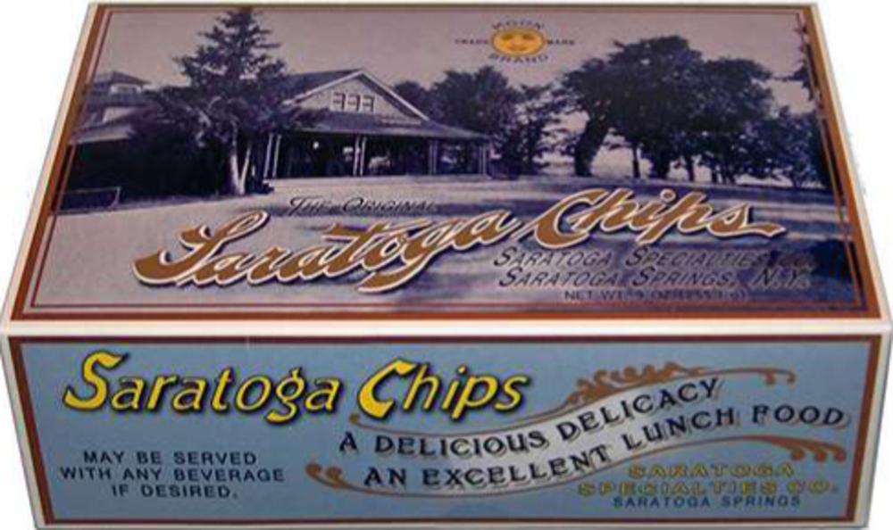 Replica van een 'take out box' van de originele Saratoga Chips, met daarop het Moon's Lake House, volgens de legende de geboorteplek van de chips.