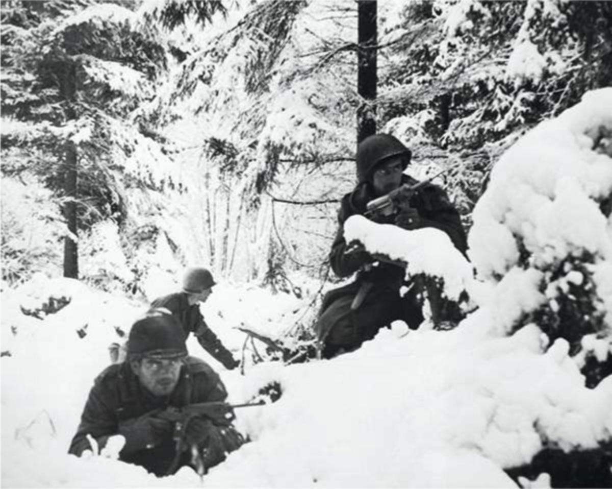 Amerikaanse soldaten in het besneeuwde bos bij the Battle of the Bulge in de Belgische Ardennen.