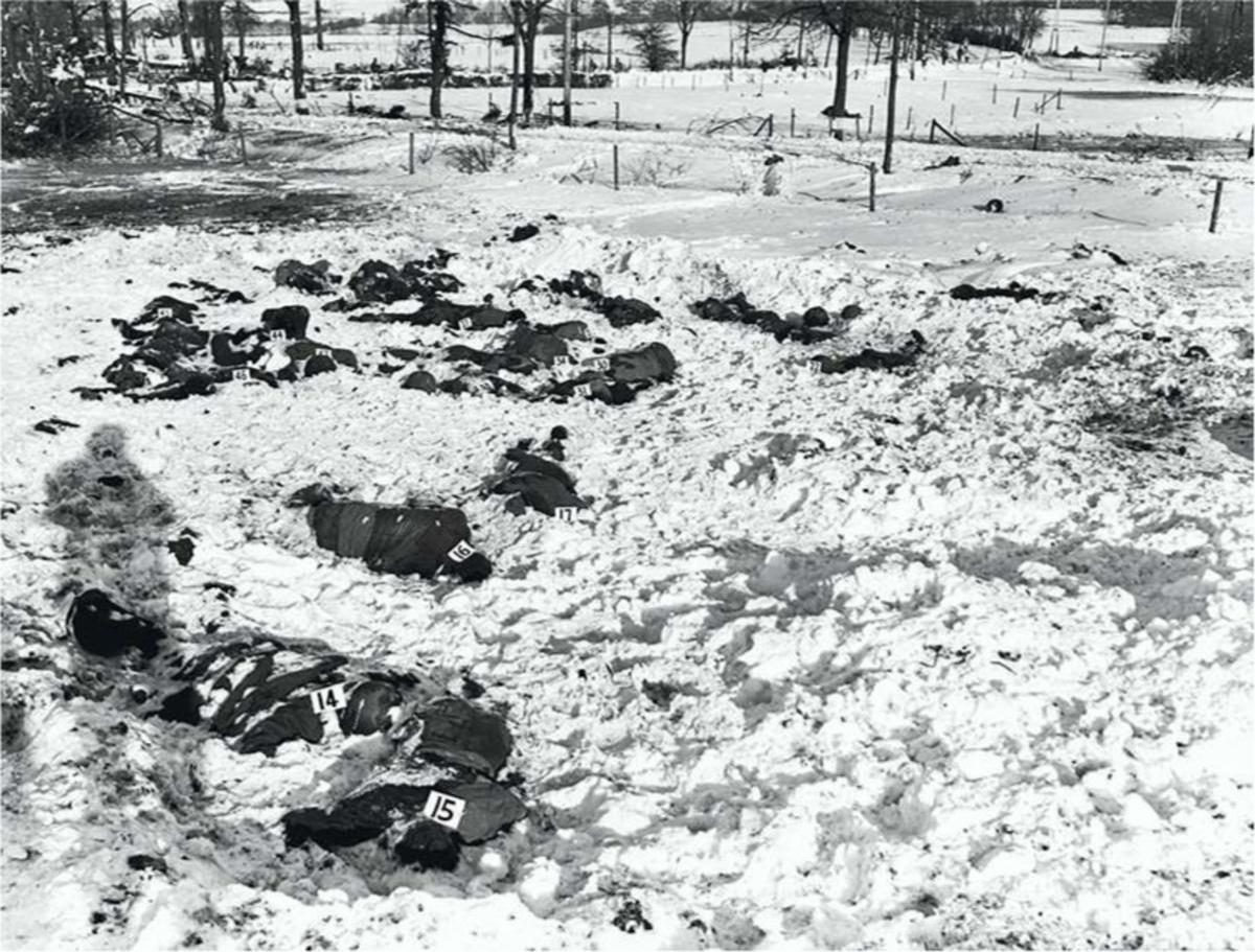 17 december 1944: meer dan een dozijn lijken in de sneeuw bij het Malmedy Massacre: verliezende, wraakzuchtige SS-troepen vermoorden meer dan 100 Amerikaanse krijgsgevangenen.