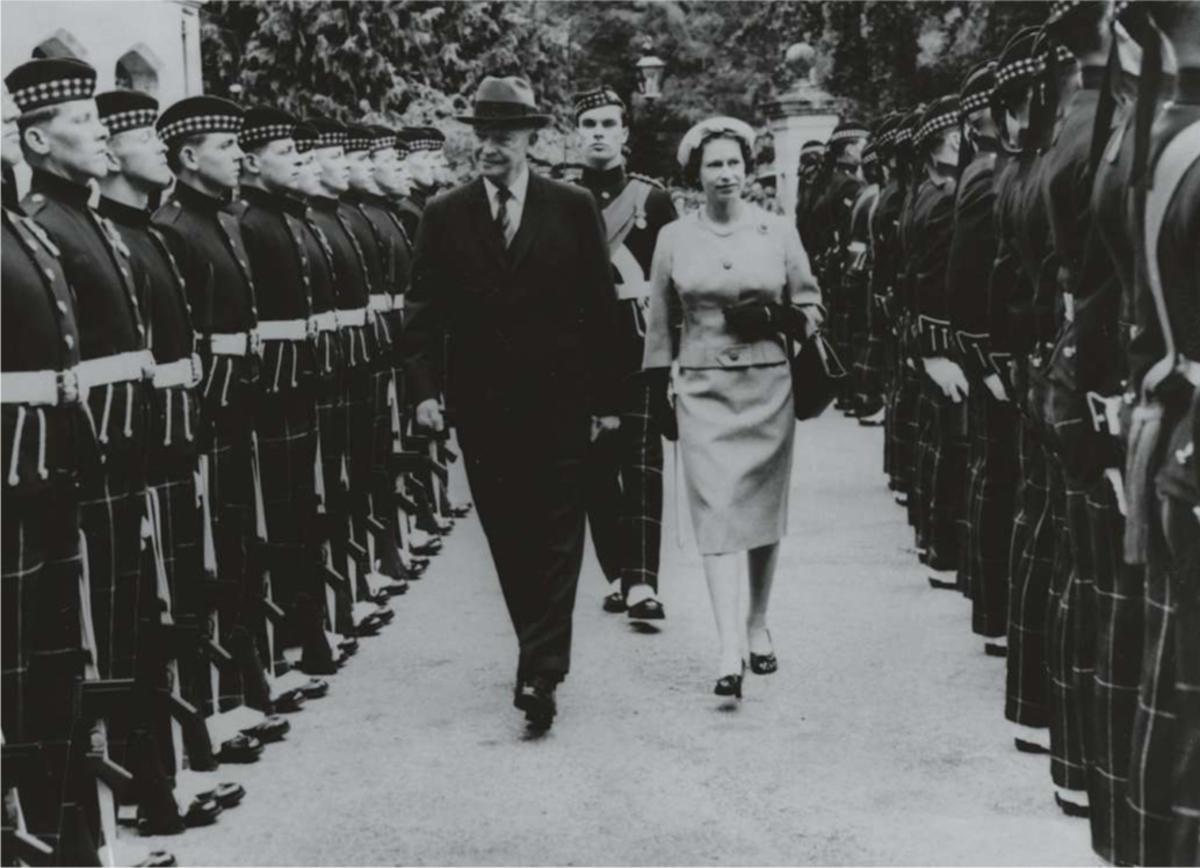 Na de oorlog schopt generaal Eisenhower het tot de 34ste president van de Verenigde Staten. In die hoedanigheid wordt hij eind augustus 1959 op Balmoral ontvangen door de Britse koningin Elizabeth II.
