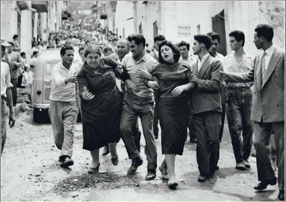 Siciliaanse tragedie: het publieke lijden van nabestaanden na een dubbele maffiamoord in 1950.