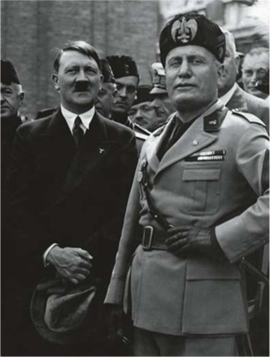 Samen op het San Marco-plein in Venetië: als NSDAP-politicus en rijkskanselier bezoekt Hitler de Italiaanse leider Benito Mussolini in juni 1934. Later worden ze bondgenoten.