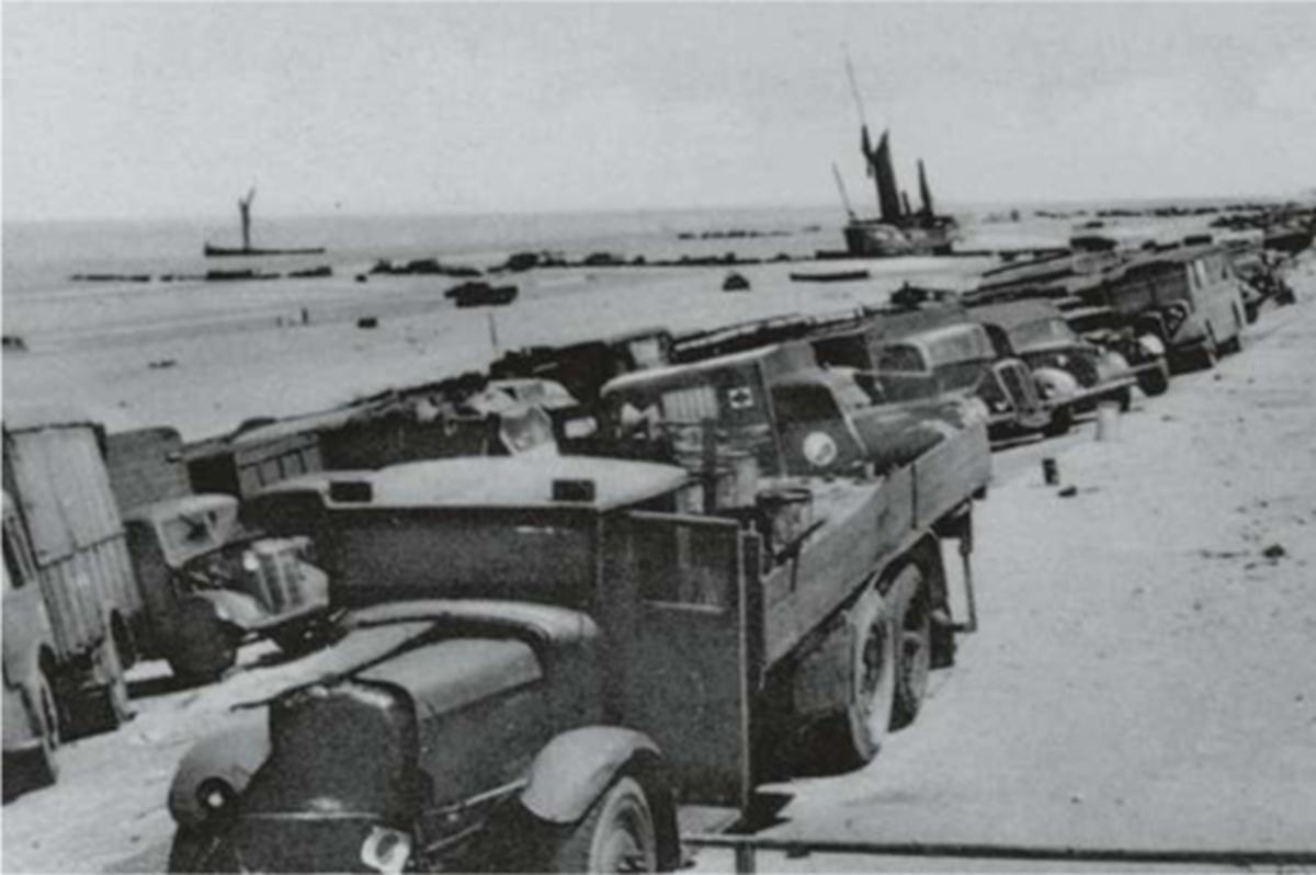Juni 1940: achtergelaten vrachtwagens na de haastige evacuatie van de Britten bij het Wonder van Duinkerke.