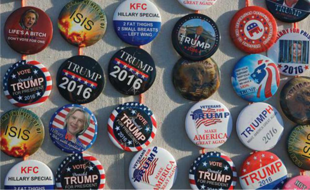 Politiek geïnspireerde pins worden verkocht om presidentskandidaat Donald Trump te steunen.