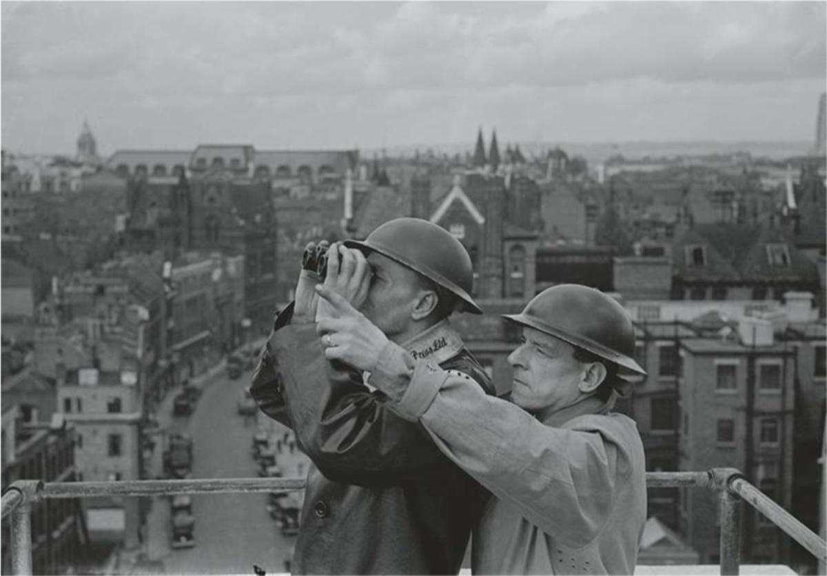 Londen, oktober 1940: air raid-opzichters speuren vanop de daken met hun verrekijker het luchtruim af naar bommenwerpers van de Duitse Luftwafe tijdens de Blitz op de Britse hoofdstad.