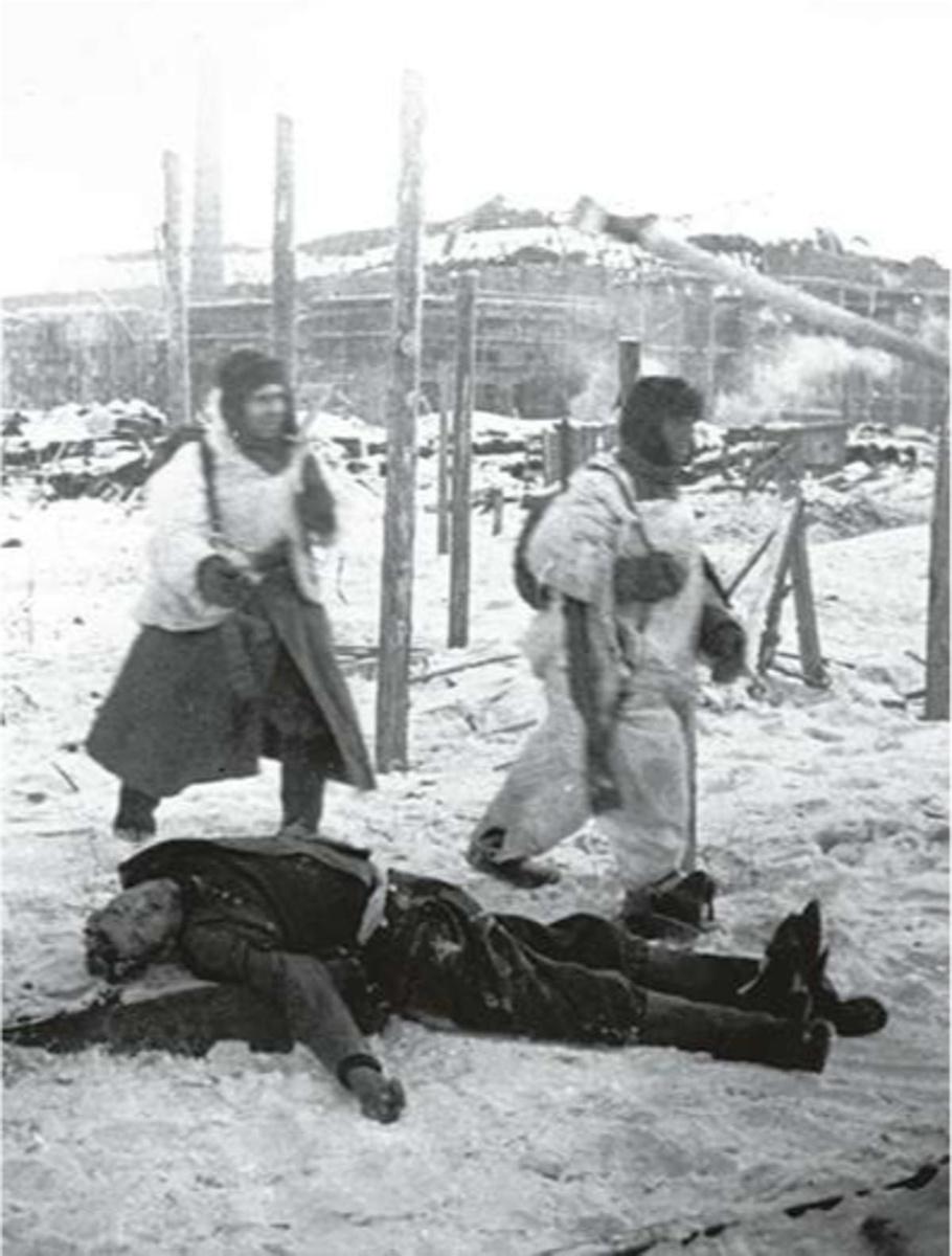 Stalingrad, december 1942: soldaten van het Russische leger bij het lichaam van een dode Duitse soldaat.