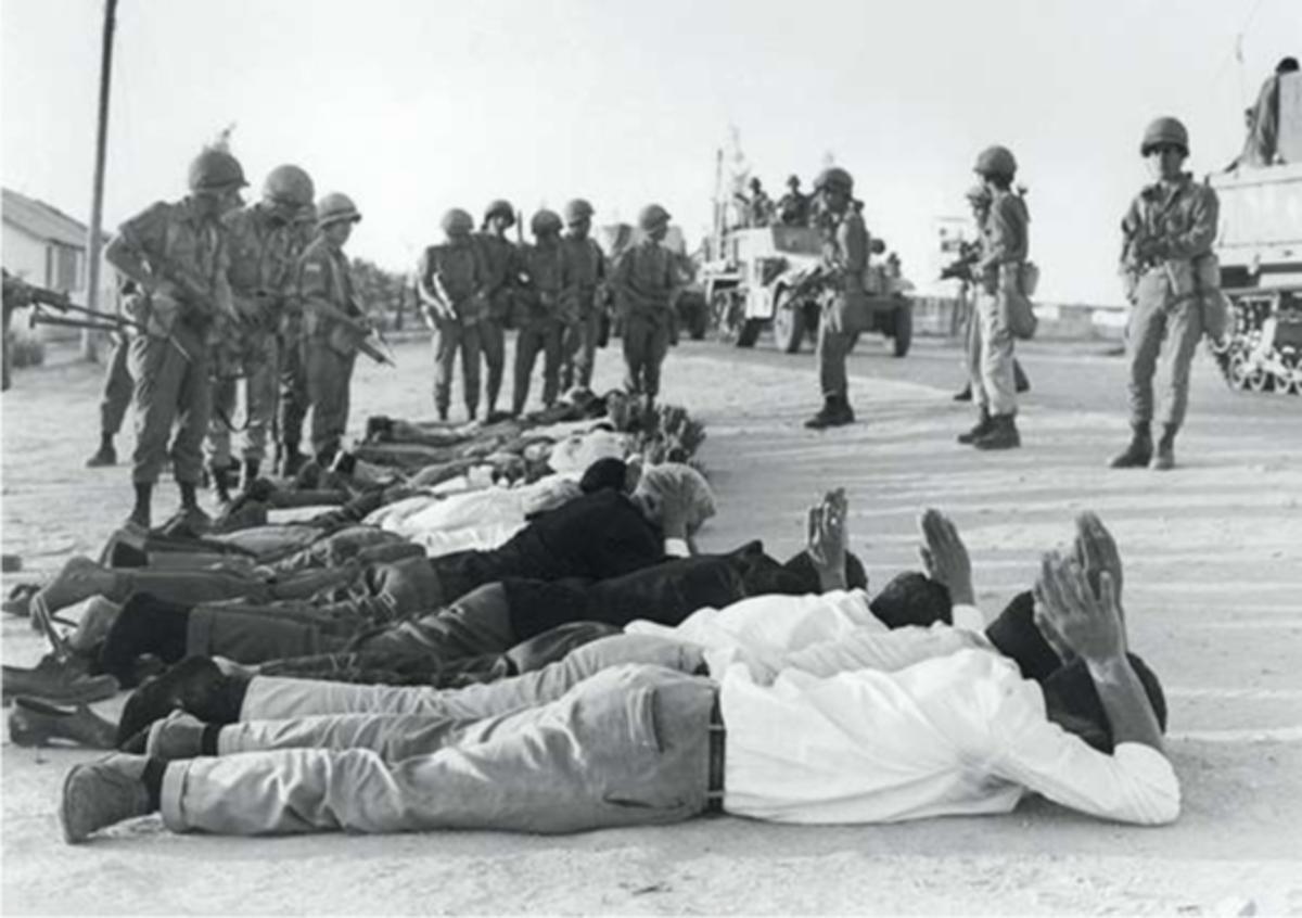 Juni 1967: Palestijnen geven zich over aan Israëlische soldaten in het bezette gebied op de Westelijke Jordaanoever.