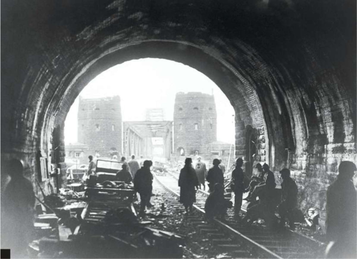 Duitsland, 11 maart 1945: Amerikaanse troepen brengen materiaal aan om de Ludendorff spoorbrug over de Rijn bij Remagen over te steken.