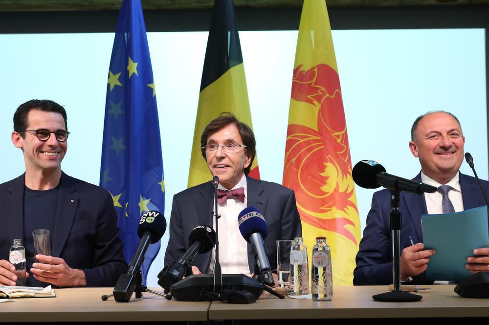 Ecolo-covoorzitter Jean-Marc Nollet, PS-voorzitter Elio Di Rupo en MR-topper Willy Borsus stellen het Waalse regeerakkoord voor.
