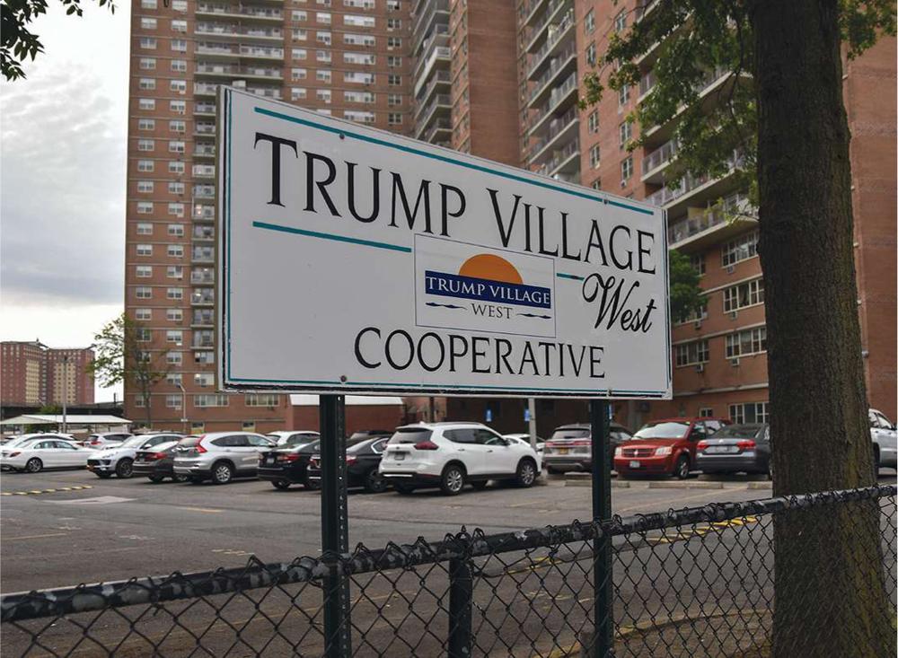 'Trump Village' in Brooklyn, buiten Manhattan. Het is het enige bouwproject waarop vader Fred Trump zijn naam laat plakken. Zoon Donald bouwt de naam uit tot een fabrieksmerk.