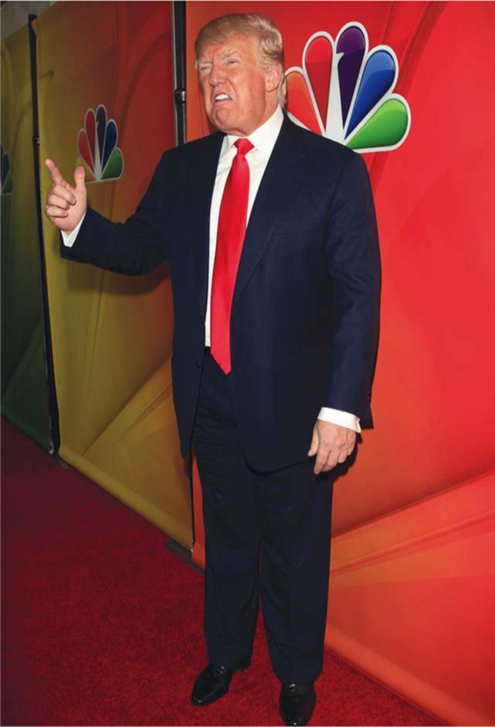 Donald Trump verkent het campagnepad, hier in januari 2015 in Pasadena, Californië. Een kenmerkende pose. Hij wordt officieel kandidaat op 15 juni.