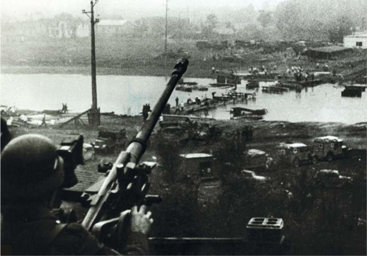 1939: Duitsland valt Polen binnen. Luchtafweergeschut beschermt de troepen die een tijdelijke brug bouwen voor de Duitse invallers.