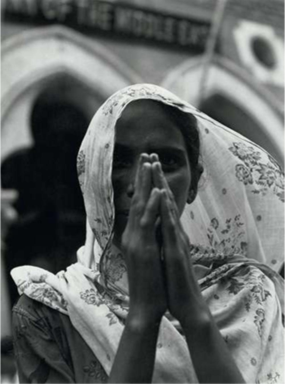 Indiase vrouw met gevouwen handen, 1957. Foto Beatrijs Kuyck. (Nationaal Archief)