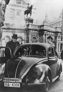 Ferdinand Porsche met een van de eerste VW Kevers