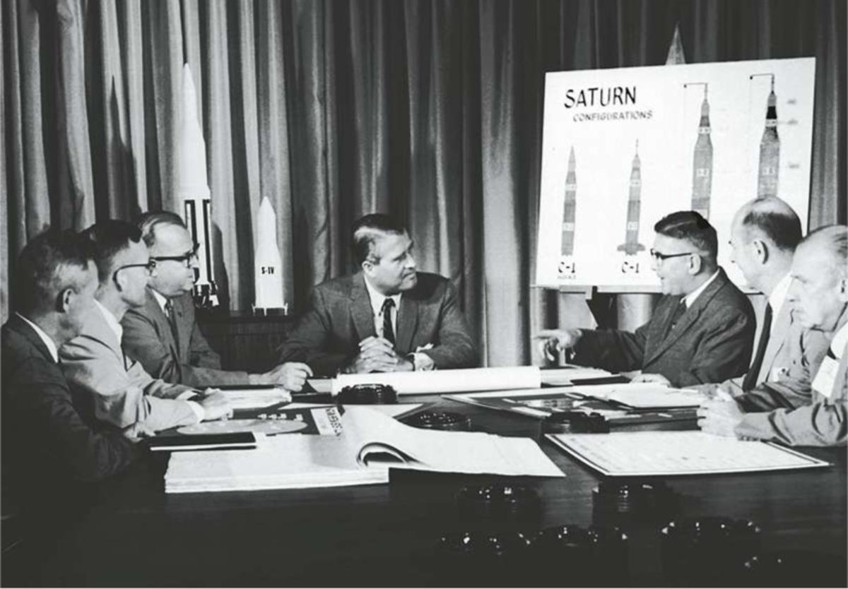1961: Werner Von Braun met een team wetenschappers uit Operation Paperclip die werken aan de Saturnus-raket.