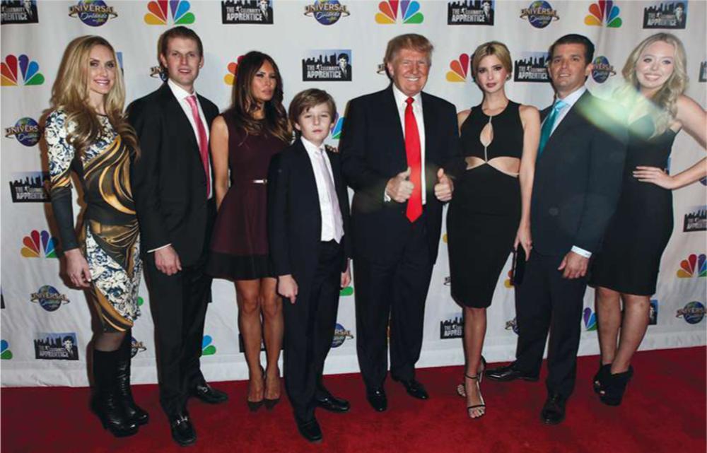 De familie Trump in New York in 2015. V.l.n.r.: Lara Yunaska, Eric Trump, Melania Trump, Barron Trump, Donald Trump, Ivanka Trump, Donald Trump Jr. en Tiffany Trump.