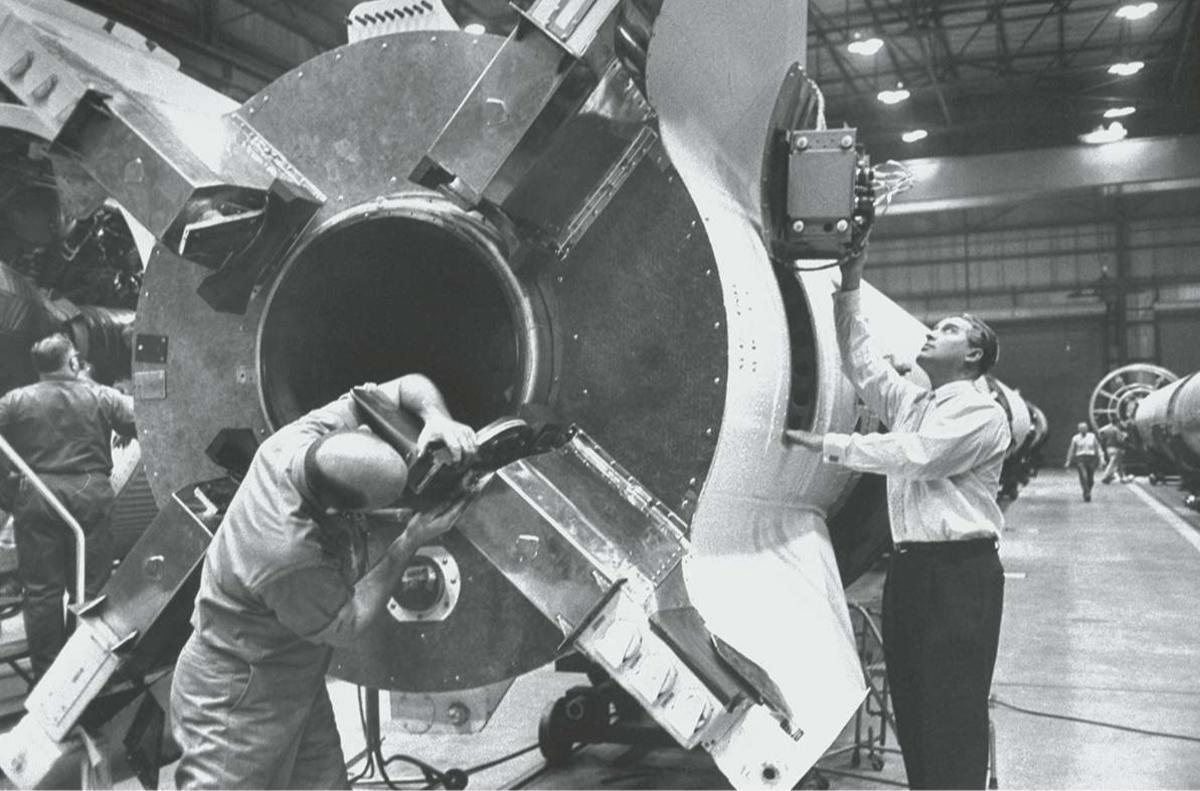 Werner Von Braun (rechts) sleutelt met een technicus aan een Redstone raket in het grote lab bij het Redstone hoofdkwartier.