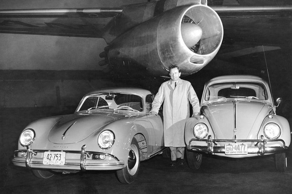 Ferry Porsche met de VW Kever en de Porsche 356