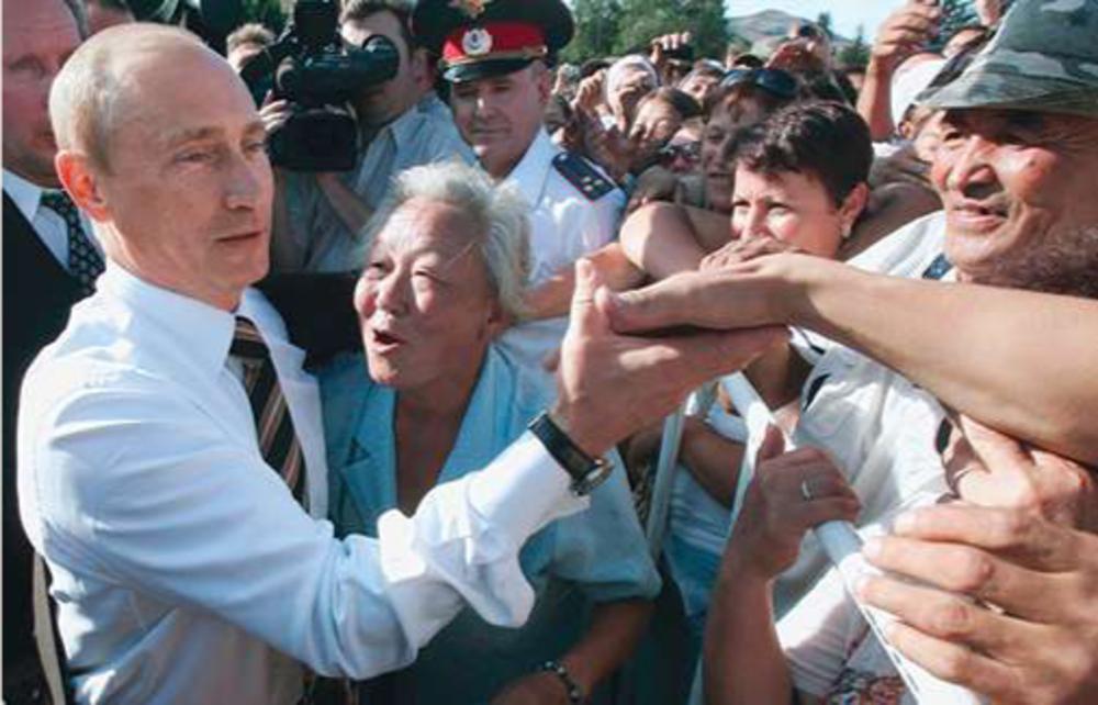 Vladimir Poetin groet de menigte in Kyzyl, hoofdstad van de Russische deelstaat Tuva.