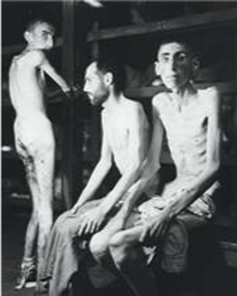 Buchenwald, 16 april 1945: drie gevangenen na de bevrijding door het Amerikaanse leger. Velen sterven aan ondervoeding het gemiddelde gewicht was 35 kilo.
