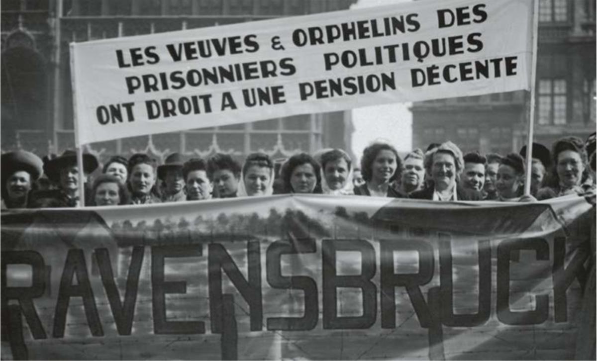 België, 1945: Belgische politieke gevangenen van het concentratiekamp Ravensbrück en hun vrouwen of weduwen demonstreren voor hun rechten.
